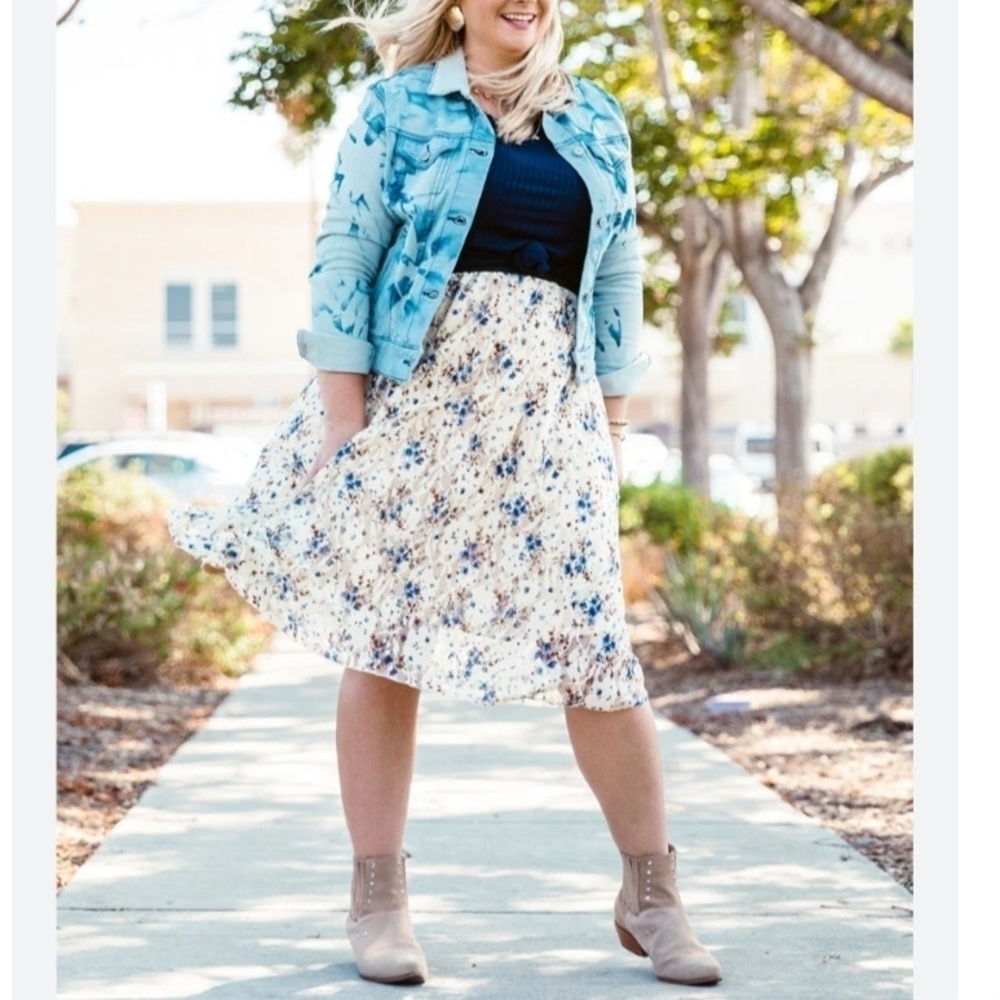 Lularoe Lola Skirt Cream Blue Floral Lace A-Line Lined Knee Length Women's XS